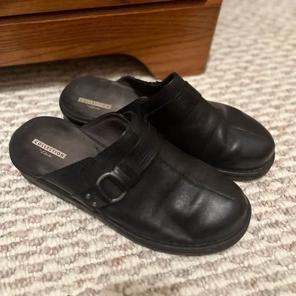 Collection by Clark’s Soft Cushion Closed Toe Slides - Picture 2 of 6